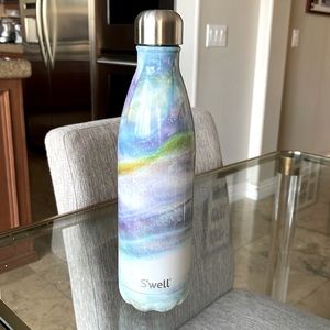 NWOT SWELL 25 oz Water Bottle.